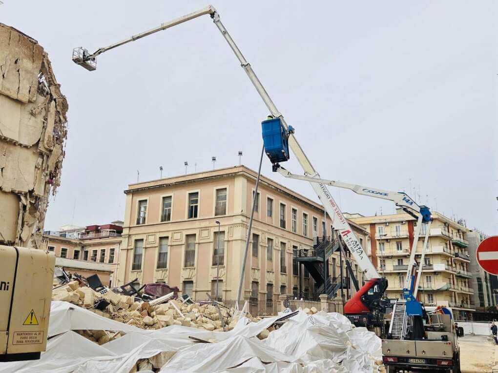 Palazzina crollata a Bari, continuano i disagi: 10 famiglie lasciano casa ogni giorno durante le demolizioni Palazzina crollata a Bari, continuano i disagi: 10 famiglie lasciano casa ogni giorno durante le demolizioni