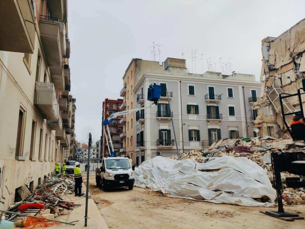 Galleria foto 'Crollo a Bari, via alla demolizione controllata della parte restante della palazzina – FOTO e VIDEO' - foto 6