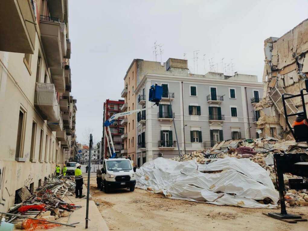 Palazzina crollata a Bari, l’UniBa rileva presenza di amianto nelle polveri: Arpa Puglia avvia le analisi