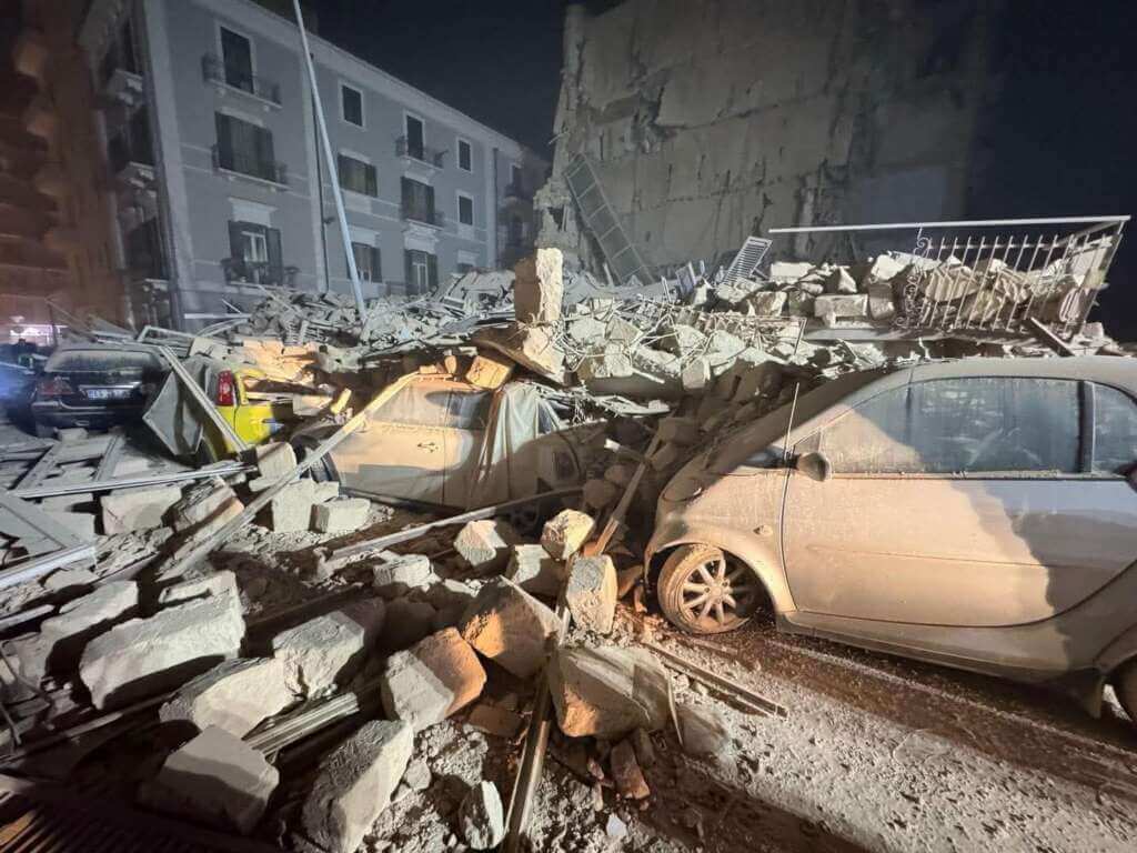 Galleria foto 'Palazzina crollata a Bari, Decaro annulla l’incontro con i tifosi: «Rispettiamo questo momento di dolore»' - foto 1
