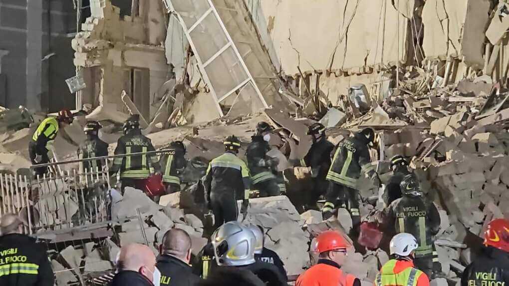 Palazzina crollata a Bari, i vigili del fuoco: «Forse una donna dispersa». Il suo cellulare squilla sotto le macerie – VIDEO Palazzina crollata a Bari, i vigili del fuoco: «Forse una donna dispersa». Il suo cellulare squilla sotto le macerie – VIDEO