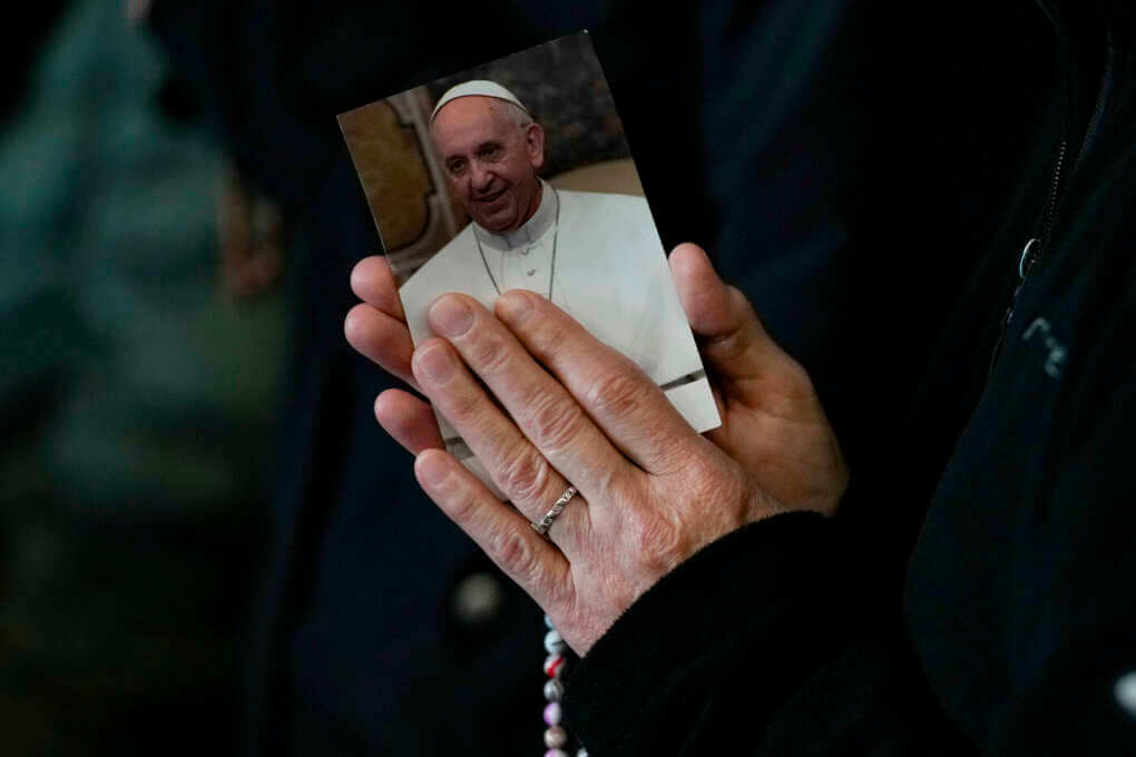 Notte tranquilla per il Papa, in Vaticano la messa per la salute del Pontefice: un mese fa il ricovero
