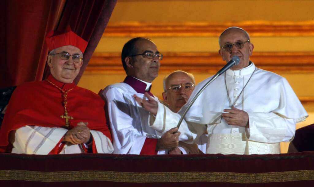 Galleria foto 'Dodici anni di Bergoglio: anniversario in ospedale per Francesco, il Papa di periferia' - foto 1