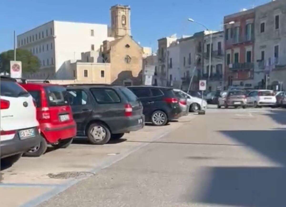 Bari, polemica sulla sosta a pagamento fino a mezzanotte: «È solo un palliativo»