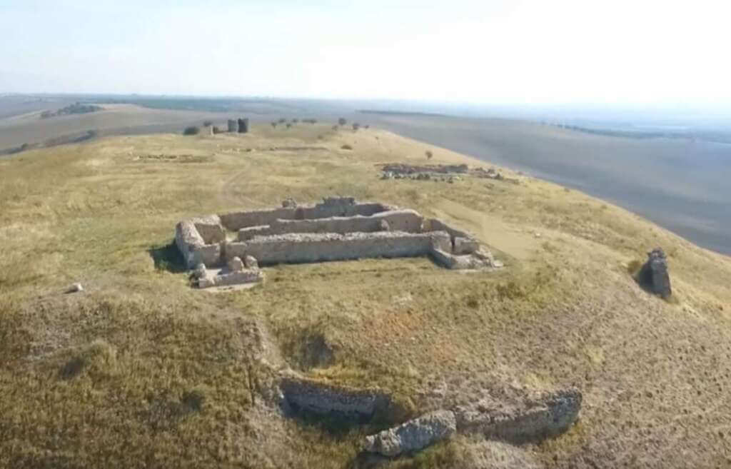 Galleria foto 'Parco eolico accanto al sito archeologico di Castel Fiorentino: le polemiche del Comune di Torremaggiore' - foto 1
