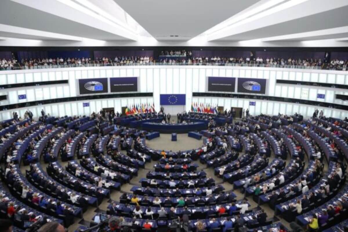 Ucraina, l’Ue rinnova le sanzioni alla Russia fino al 31 gennaio 2026: stretta su finanza ed energia