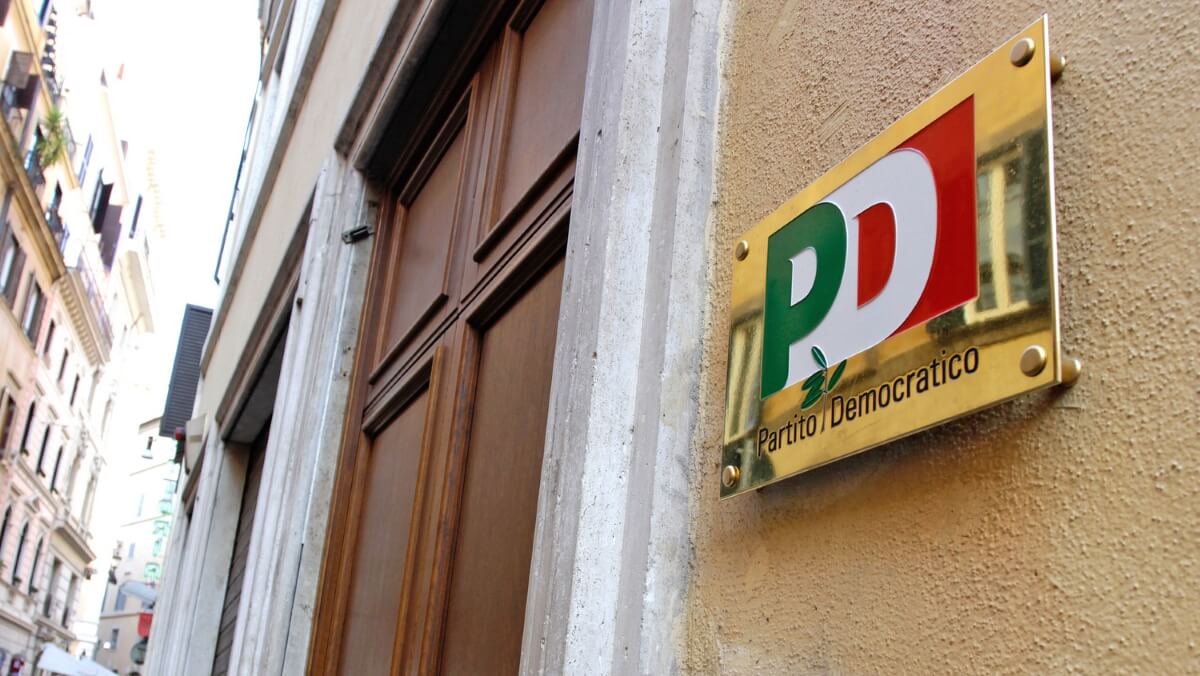 Riarmo Ue, il voto di Strasburgo divide il Pd: adesso c’è chi pensa a un congresso Riarmo Ue, il voto di Strasburgo divide il Pd: adesso c’è chi pensa a un congresso