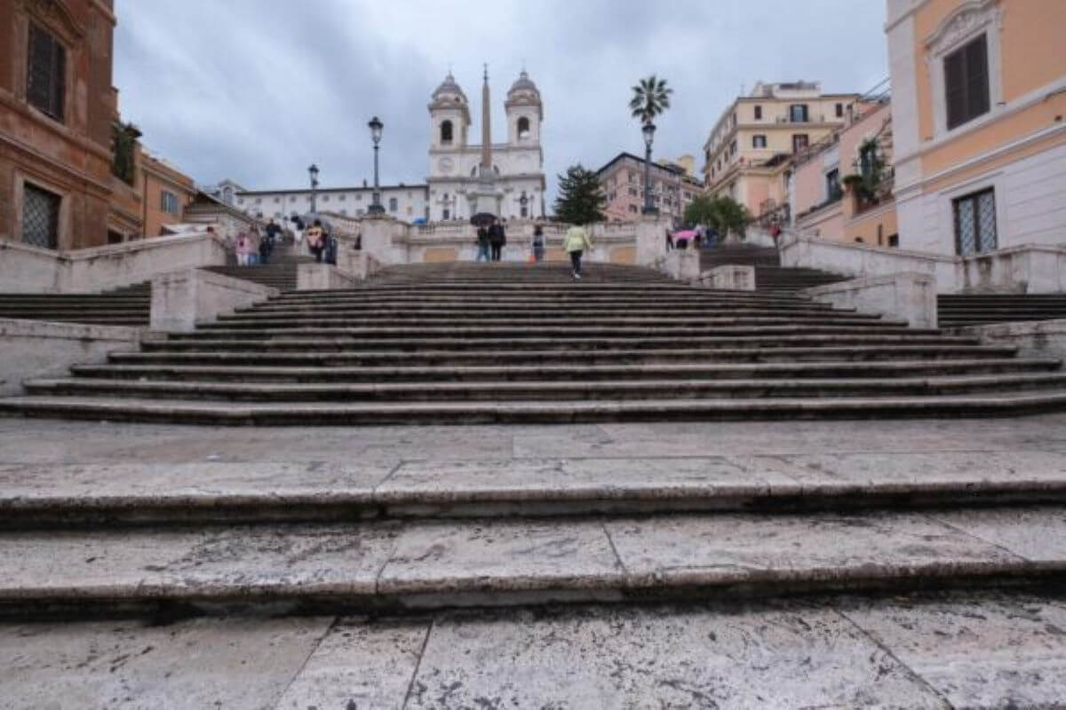 Roma, turista spagnola precipita da un muro a Trinità de’ Monti: la donna muore in ospedale