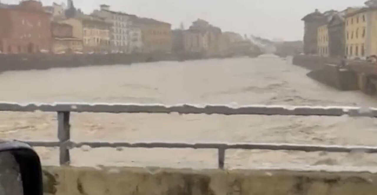 Forti piogge da Nord a Sud, allerta rossa in Emilia Romagna e Toscana: fiumi in piena e allagamenti Forti piogge da Nord a Sud, allerta rossa in Emilia Romagna e Toscana: fiumi in piena e allagamenti