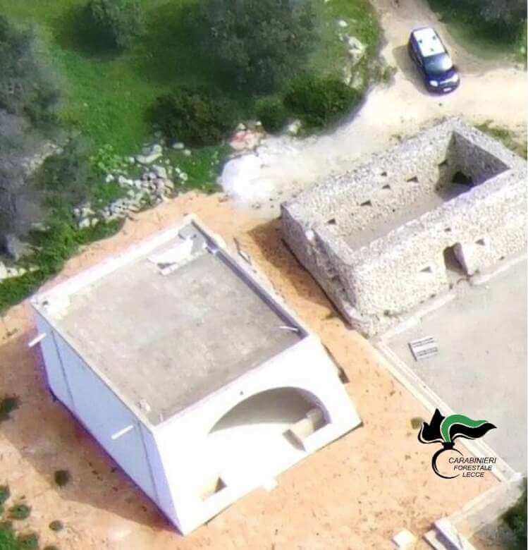 Racale, stavano realizzando una piscina abusiva in un’area sottoposta a vincolo: due denunce