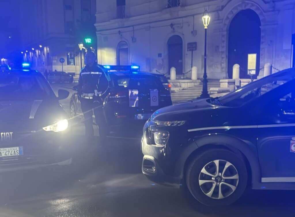 Galleria foto 'Foggia, clienti “in rivolta” per l’ordinanza sulla movida: ghiaccio e alcol contro i vigili' - foto 1