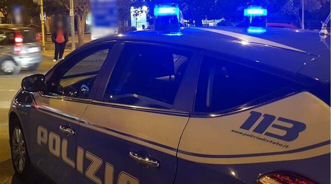 Femminicidio a Colleferro, uccide la moglie in casa e vaga per il quartiere Femminicidio a Colleferro, uccide la moglie in casa e vaga per il quartiere