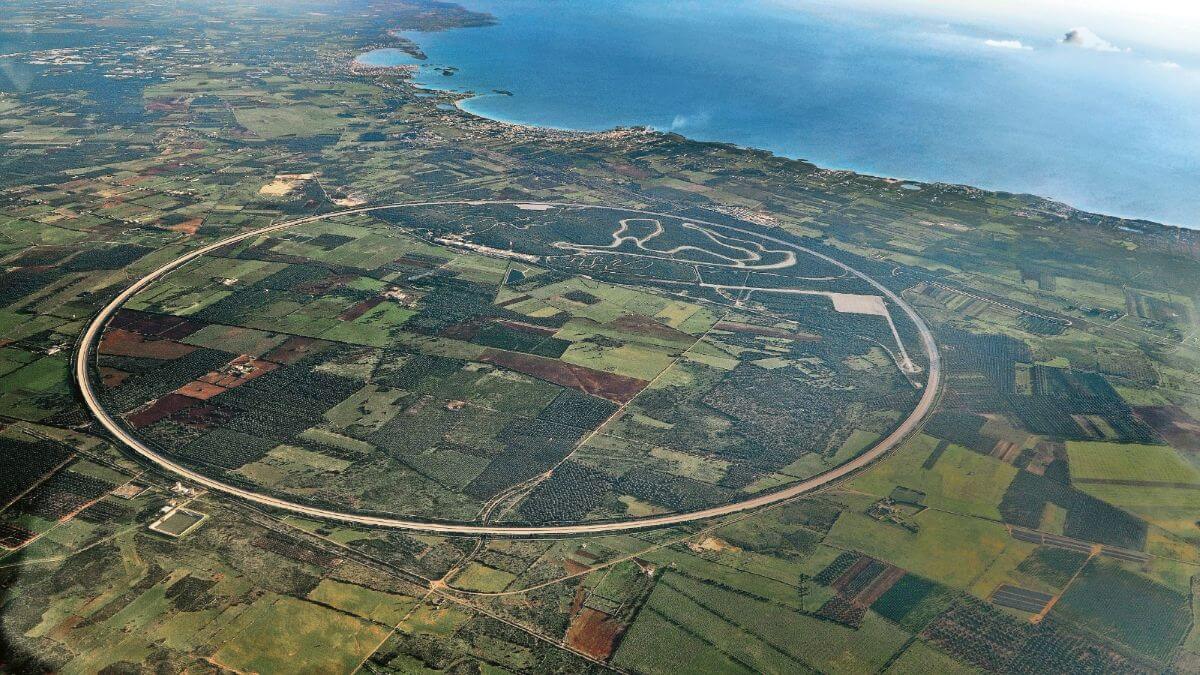 Porsche, sfumano 450 assunzioni ma gli ambientalisti festeggiano: Emiliano lancia l’allarme