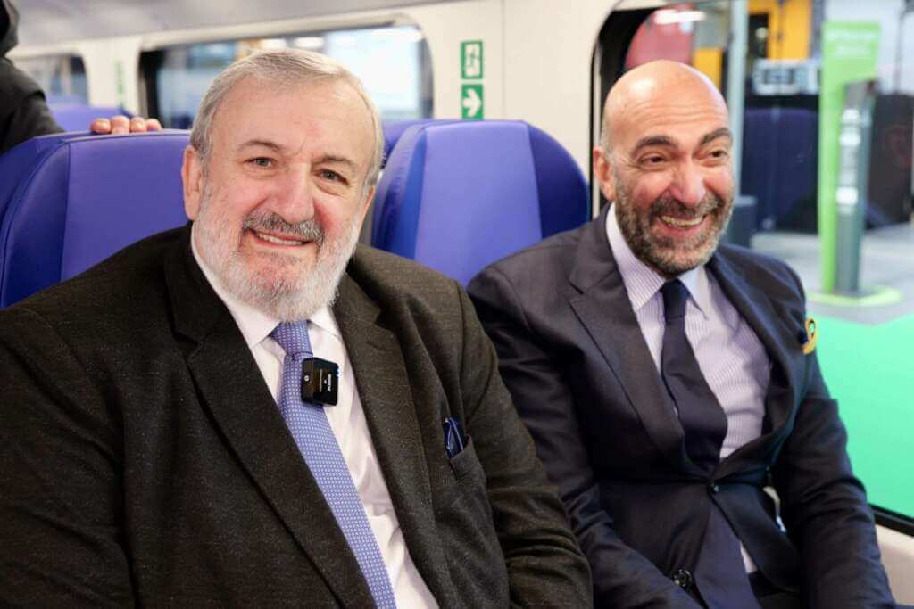 Trenitalia, presentati due nuovi treni elettrici a doppio piano a Bari e raddoppiato l’Apulia Express – VIDEO Trenitalia, presentati due nuovi treni elettrici a doppio piano a Bari e raddoppiato l’Apulia Express – VIDEO