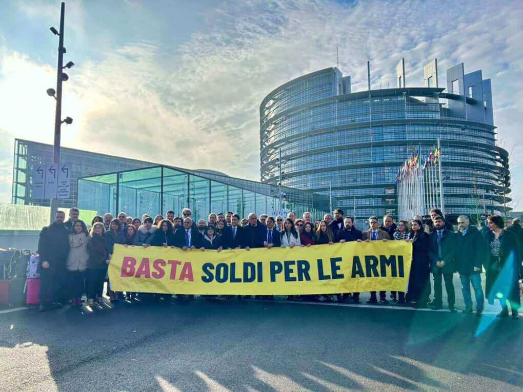 Piano di riarmo dell’Ue, il Movimento 5 stelle protesta a Strasburgo e il Pd è diviso