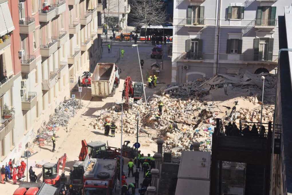 Palazzina crollata a Bari, la 74enne dispersa si cerca da 24 ore: potrebbe aver tentato la fuga