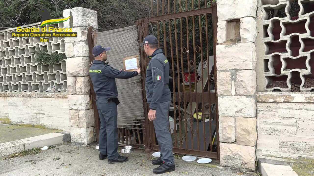 Bari, 16mila tonnellate di rifiuti abbandonati in capannoni e in una villa sul lungomare: 3 denunce – VIDEO