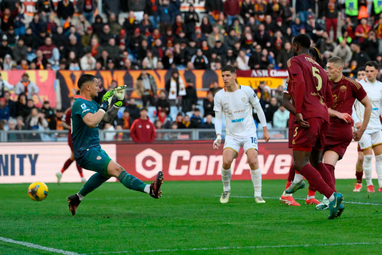 Serie A, la Roma centra la sesta vittoria consecutiva in campionato: Cagliari battuto 1-0 Serie A, la Roma centra la sesta vittoria consecutiva in campionato: Cagliari battuto 1-0