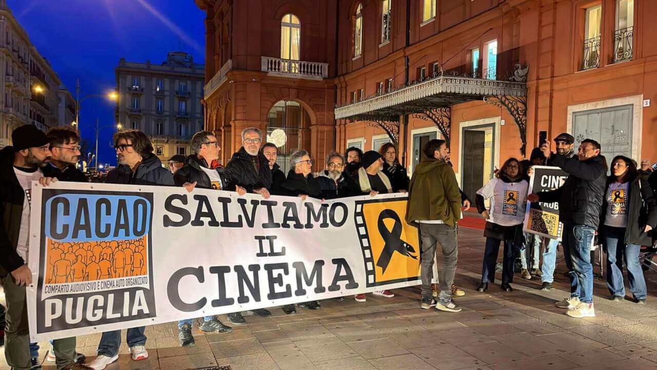 «Salviamo il cinema italiano», la protesta dei lavoratori dello spettacolo davanti al Teatro Petruzzelli «Salviamo il cinema italiano», la protesta dei lavoratori dello spettacolo davanti al Teatro Petruzzelli