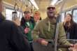 Giuliano Sangiorgi canta “Mentre tutto scorre” sul tram: «Qui tutto è iniziato» – VIDEO