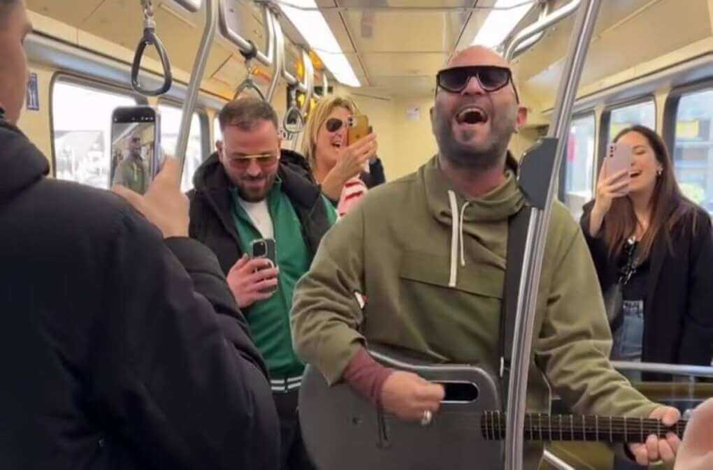 Giuliano Sangiorgi canta “Mentre tutto scorre” sul tram: «Qui tutto è iniziato» – VIDEO