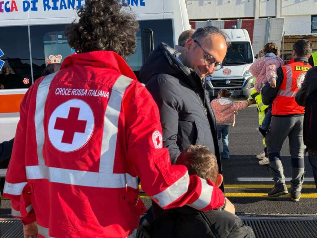 Galleria foto 'Bimba palestinese di 5 anni arriva a Bari con la famiglia: sarà curata al Policlinico – VIDEO' - foto 11