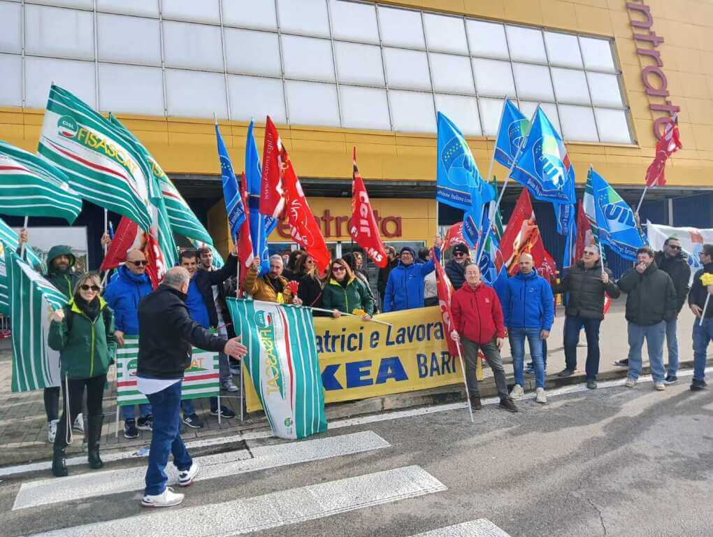 Ikea, lavoratori in rivolta anche a Bari: «Vogliamo dignità e parità di diritti». La replica dell’azienda