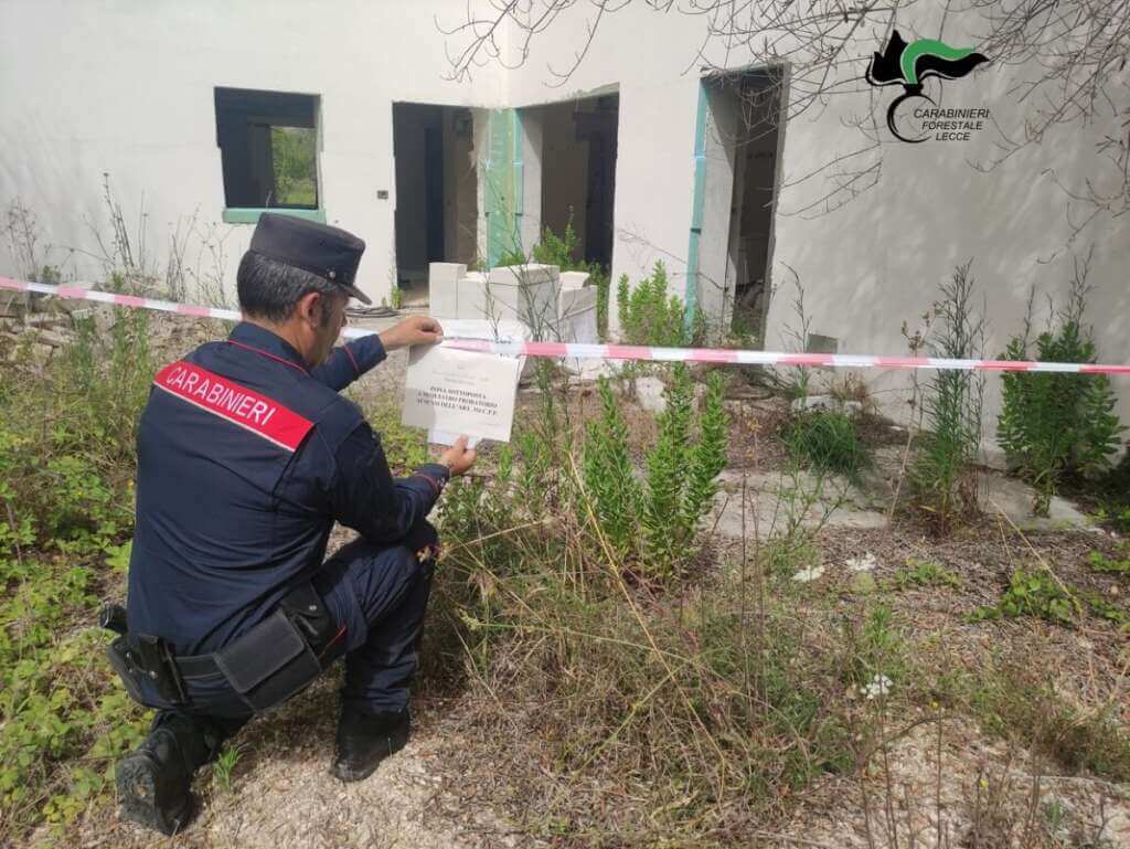 Galleria foto 'Melendugno, scoperte 5 casette abusive a Torre Specchia Ruggeri: 2 denunce' - foto 1