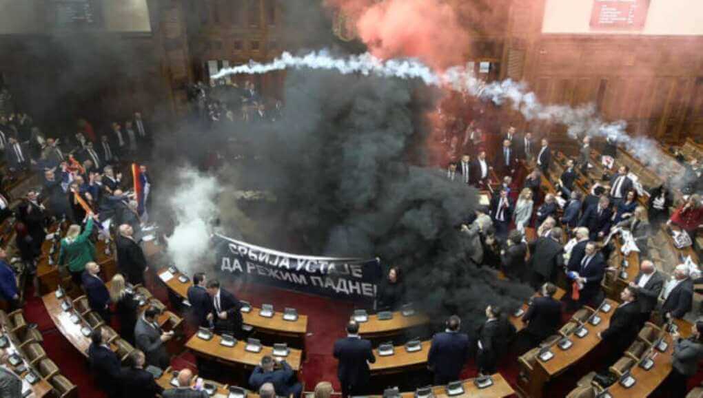 Belgrado, rissa in Parlamento: l’opposizione chiede conferma alle dimissioni di Vucevic
