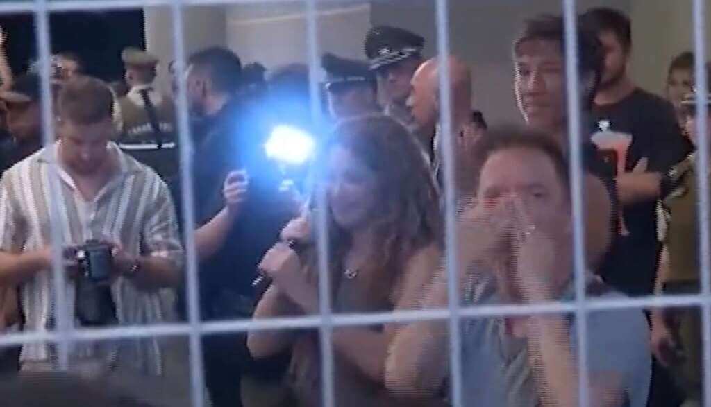 Galleria foto 'Cile, annullato lo show di Shakira: il palco non è sicuro e l’artista canta per fan fuori dall’hotel' - foto 1