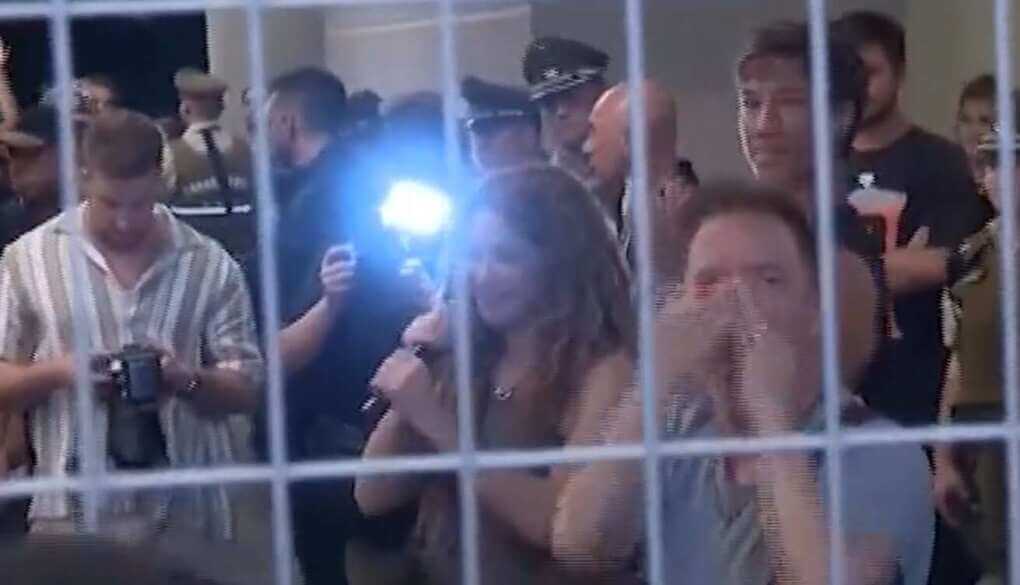 Cile, annullato lo show di Shakira: il palco non è sicuro e l’artista canta per fan fuori dall’hotel Cile, annullato lo show di Shakira: il palco non è sicuro e l’artista canta per fan fuori dall’hotel