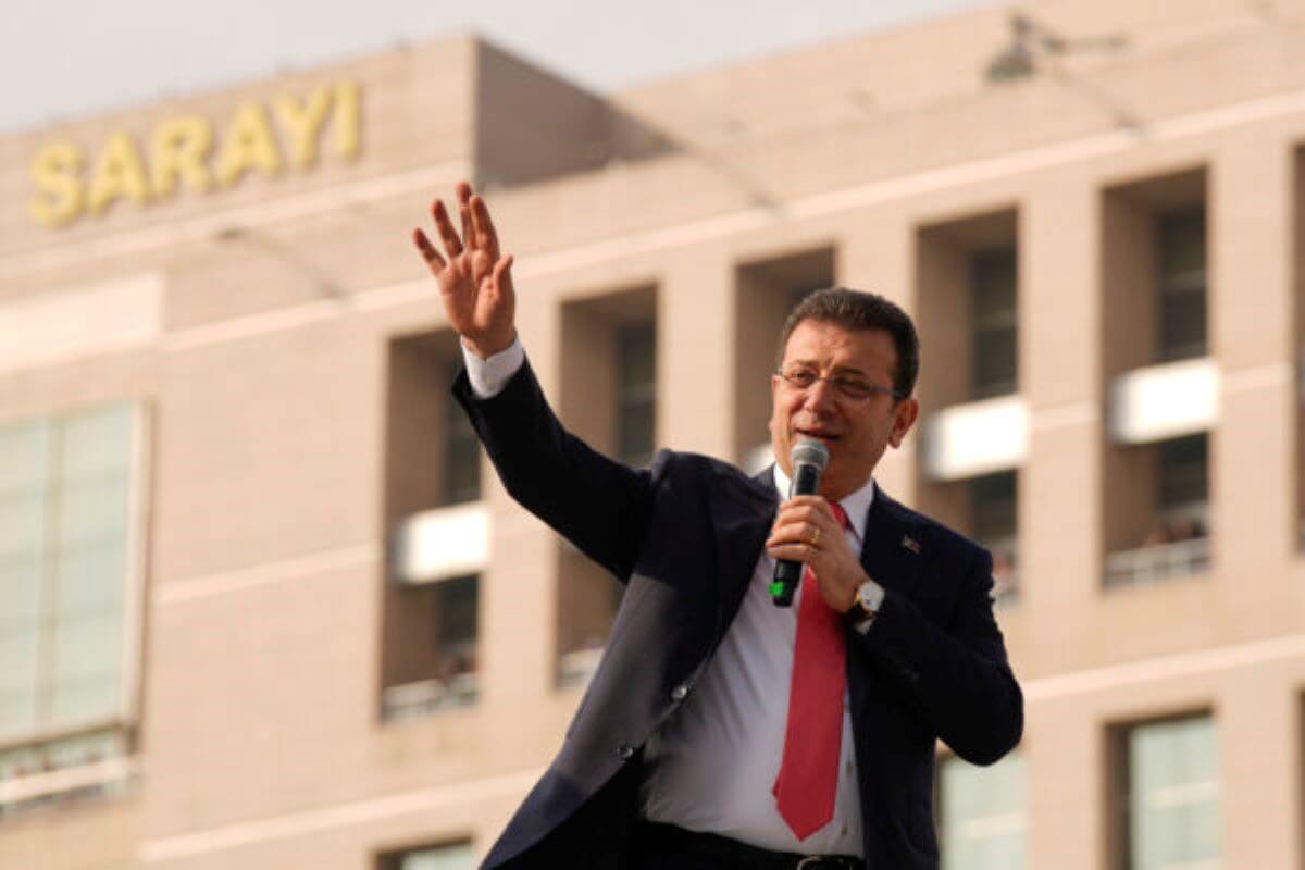 Istanbul, blitz in casa del sindaco: arrestato per corruzione. Imamoglu: «Non mi arrenderò»