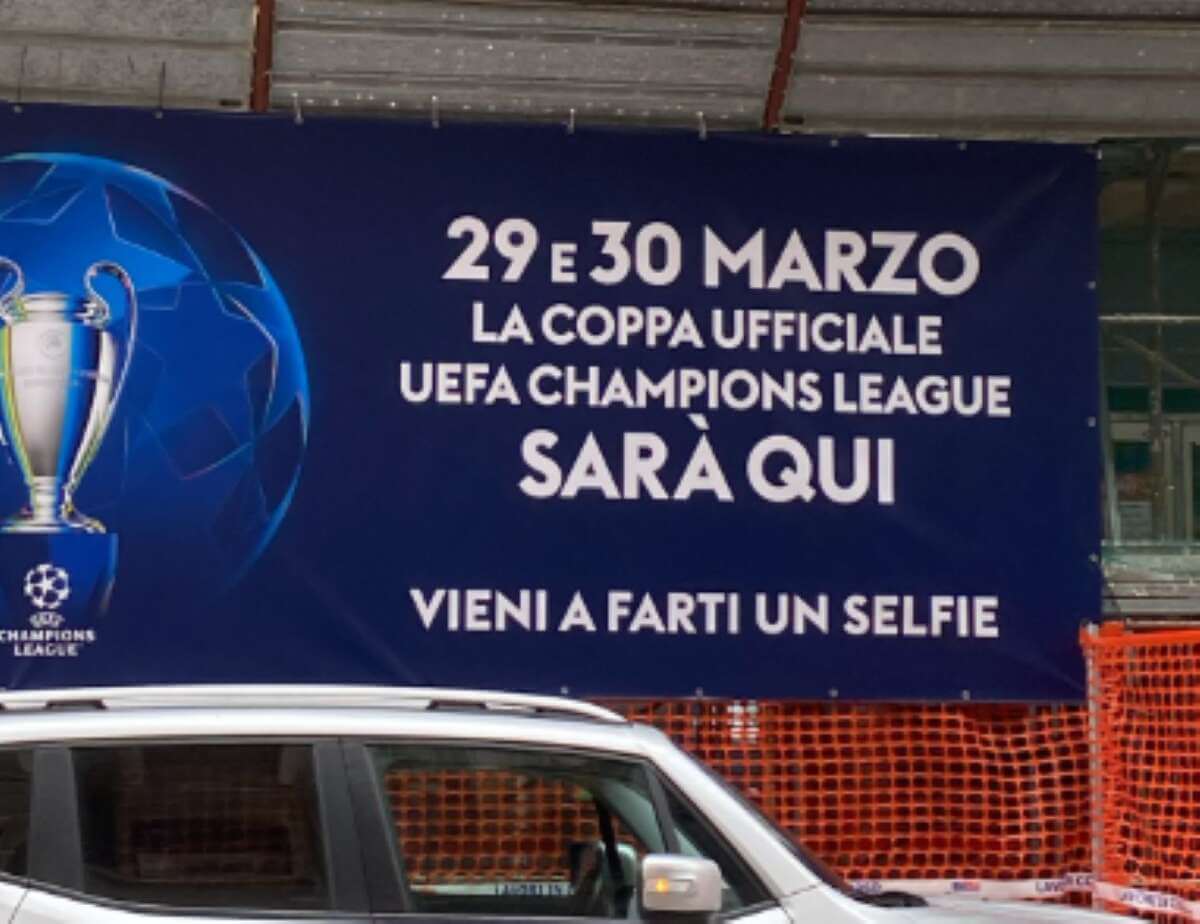 Bari, la coppa ufficiale della Uefa Champions League in esposizione nel negozio Sky di via Calefati Bari, la coppa ufficiale della Uefa Champions League in esposizione nel negozio Sky di via Calefati