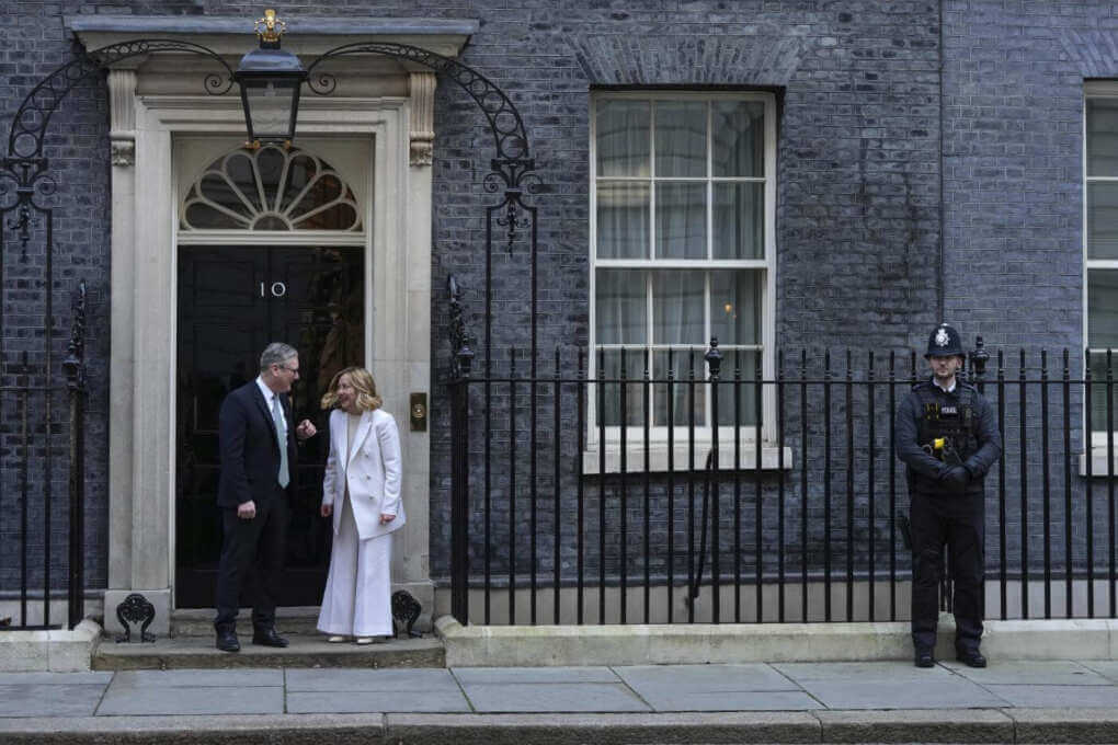 Meloni a Londra, bilaterale con Starmer prima del vertice: «Evitare che l’Occidente si divida» Meloni a Londra, bilaterale con Starmer prima del vertice: «Evitare che l’Occidente si divida»