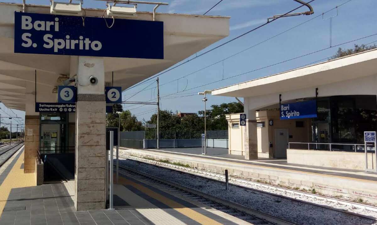 «Treni soppressi a Barletta», migranti del Cara tra i binari: ancora disagi alla circolazione Bari-Foggia