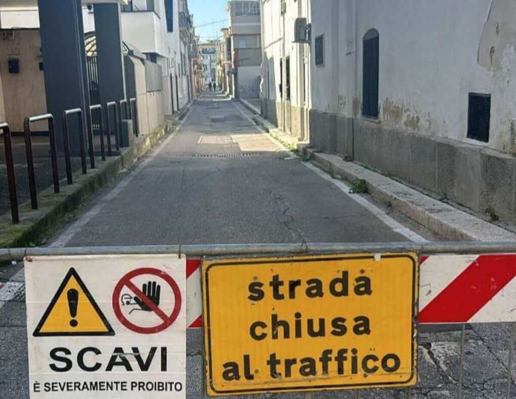 Bari, cede l’asfalto in via Padova nel quartiere Carbonara: strada chiusa al traffico