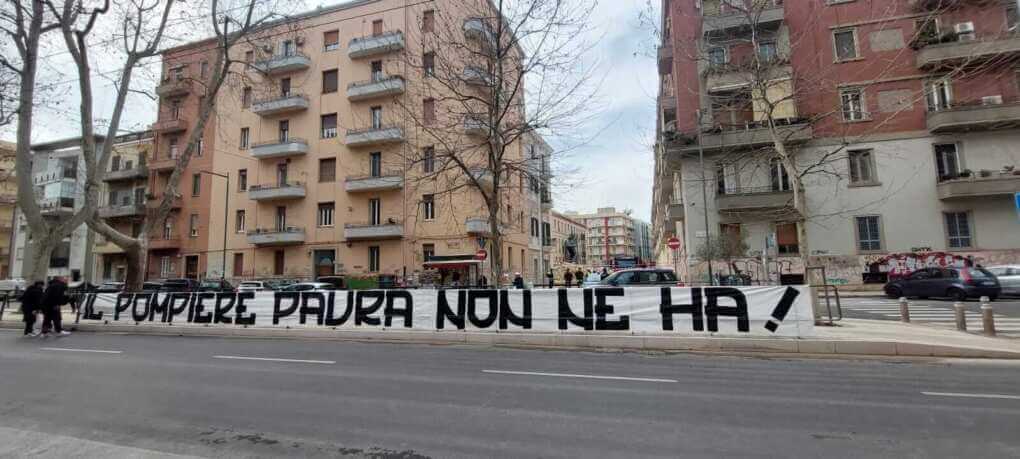 Palazzina crollata a Bari, spunta uno striscione: “Il pompiere paura non ne ha”. E i vigili del fuoco ringraziano Palazzina crollata a Bari, spunta uno striscione: “Il pompiere paura non ne ha”. E i vigili del fuoco ringraziano