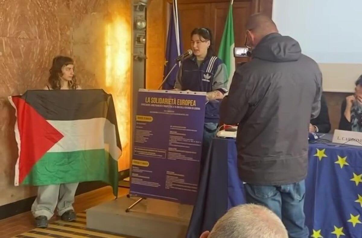 Bari, studenti di Cambiare rotta contro l’iniziativa UniBa con Gentiloni: «L’Ue investe in armi e non in istruzione» – VIDEO