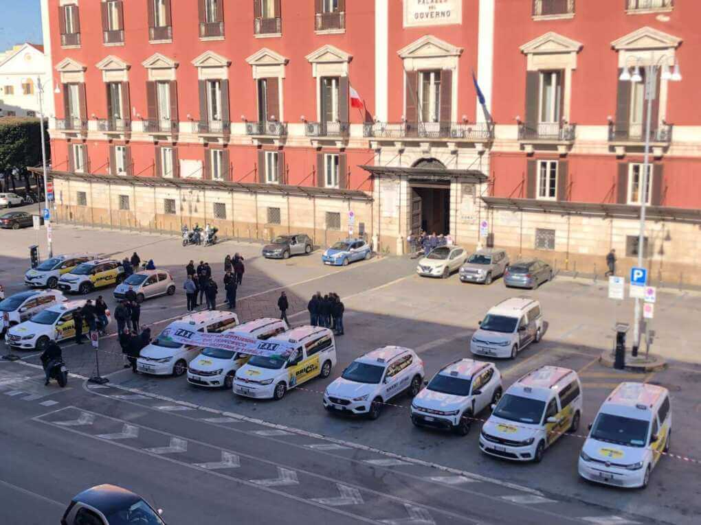 Bari, i tassisti non ci stanno ed è scontro con Comune sul caso Uber: «Vogliamo più tutele»