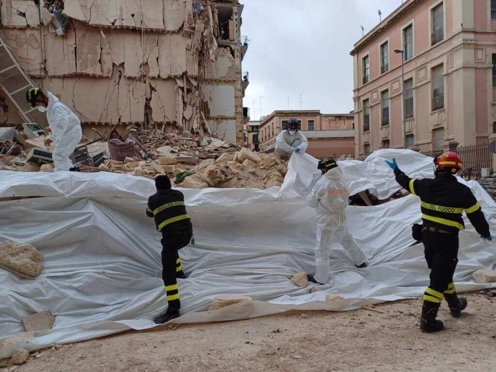 Galleria foto 'Palazzina crollata a Bari, teli antipolvere sulle macerie. I resti saranno analizzati in laboratorio' - foto 2