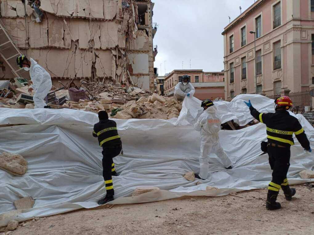 Palazzina crollata a Bari, teli antipolvere sulle macerie. I resti saranno analizzati in laboratorio