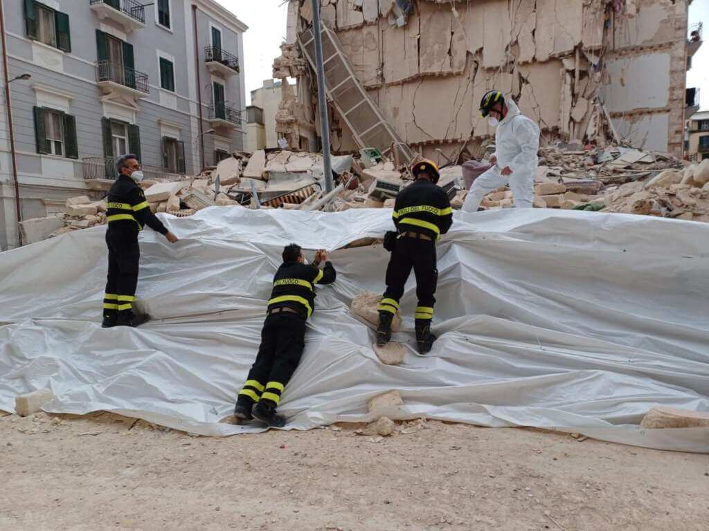 Galleria foto 'Palazzina crollata a Bari, teli antipolvere sulle macerie. I resti saranno analizzati in laboratorio' - foto 1
