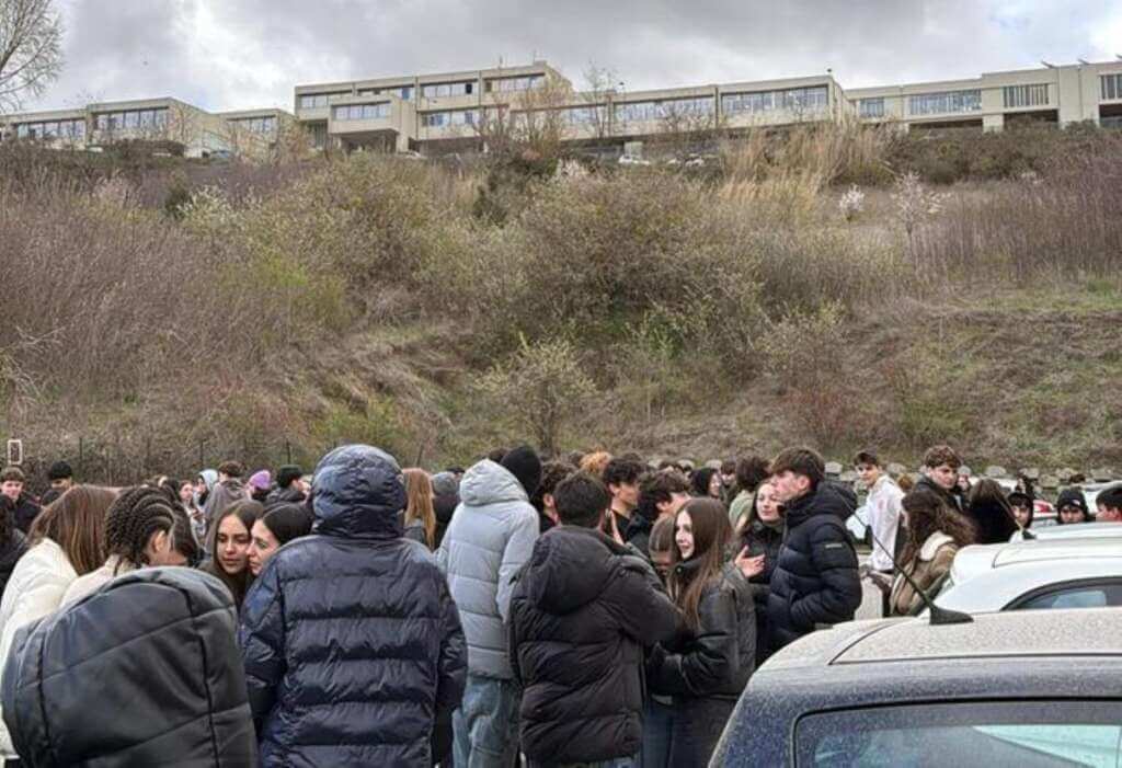 Galleria foto 'Terremoto in Basilicata, scossa di magnitudo 4.2: persone in strada. A Potenza scuole chiuse' - foto 1