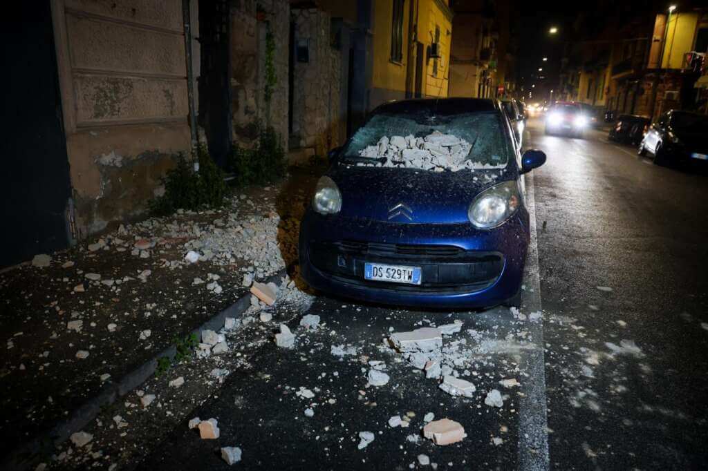 Galleria foto 'Terremoto ai Campi Flegrei, scossa di magnitudo 4.4 nella notte: gente in strada a Napoli' - foto 1