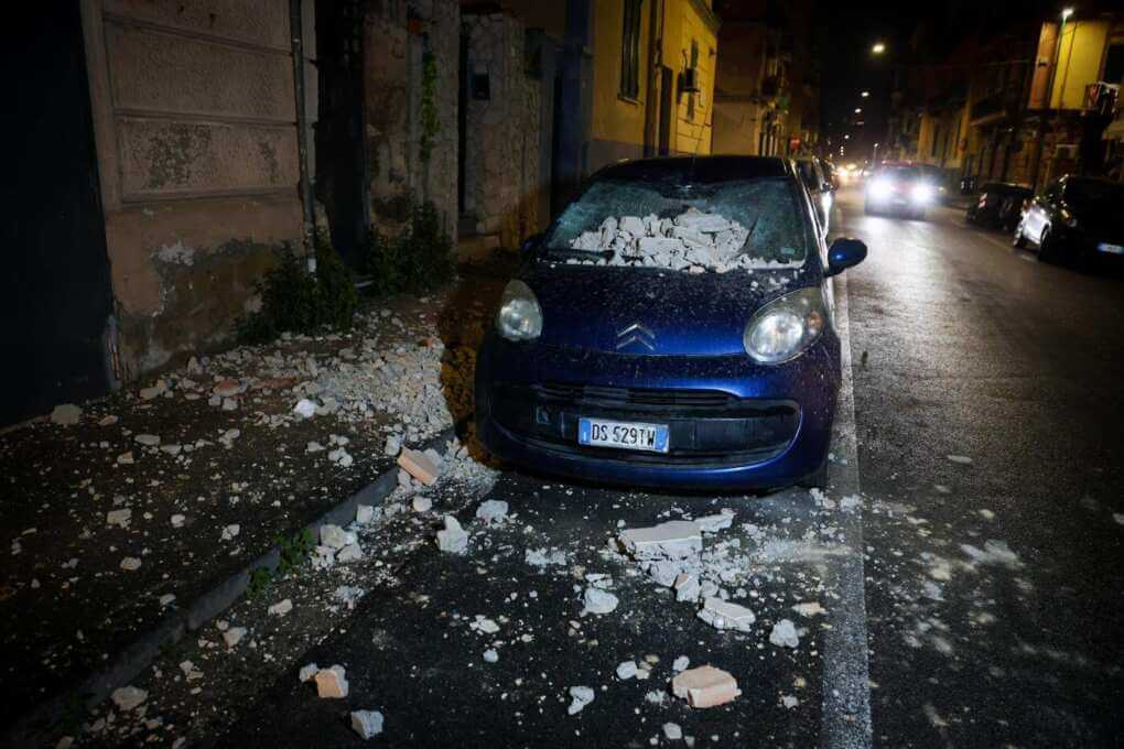 Terremoto ai Campi Flegrei, scossa di magnitudo 4.4 nella notte: gente in strada a Napoli