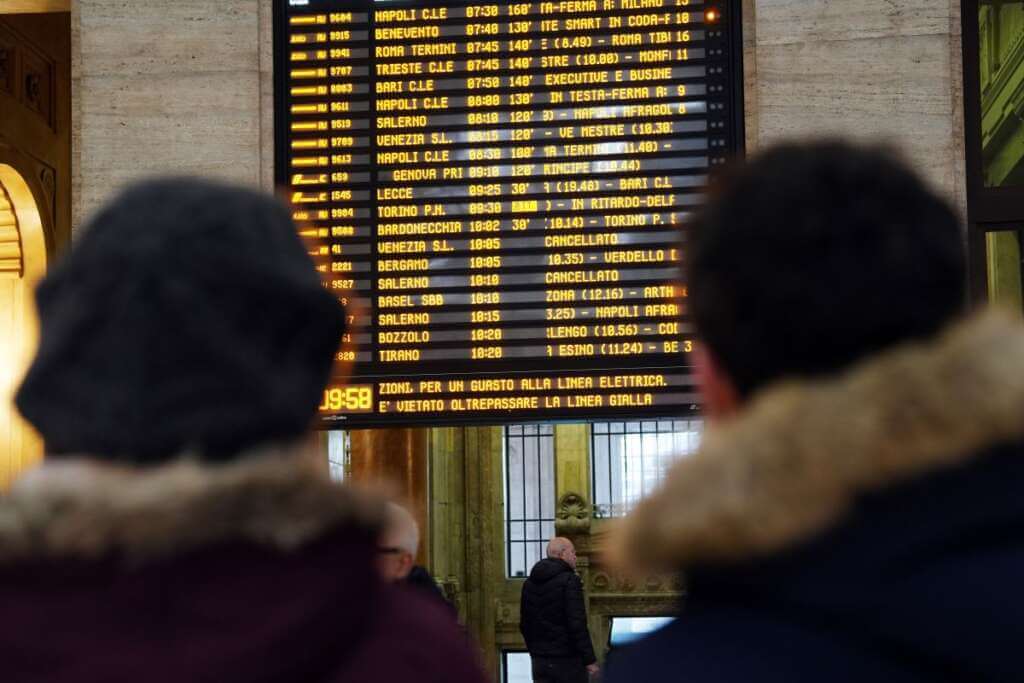Galleria foto 'Treni in ritardo, è record negativo sulla tratta Bari-Roma: il 95% sfora l’orario' - foto 1
