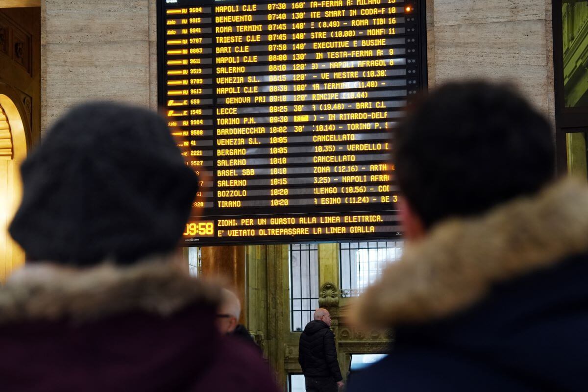 Treni in ritardo, è record negativo sulla tratta Bari-Roma: il 95% sfora l’orario Treni in ritardo, è record negativo sulla tratta Bari-Roma: il 95% sfora l’orario