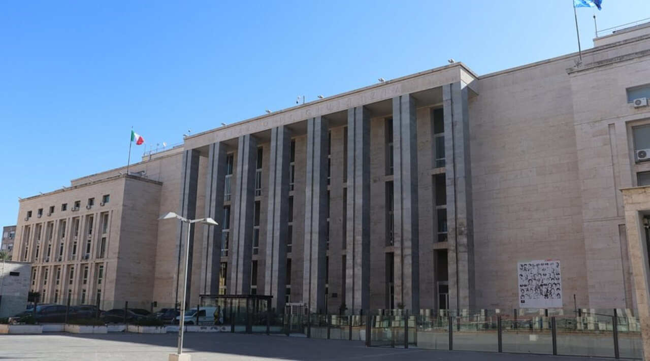 «O mi dai i soldi o dico che mi violenti». Papà 48enne si suicida. Figlia e fidanzato arrestati «O mi dai i soldi o dico che mi violenti». Papà 48enne si suicida. Figlia e fidanzato arrestati