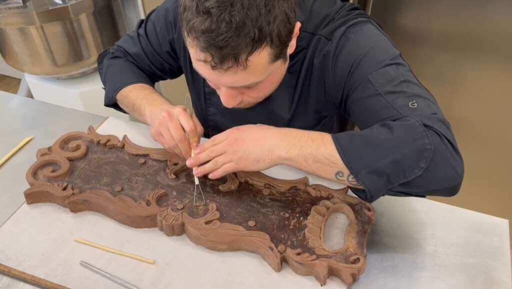Mottola, pasticcere crea la troccola di cioccolato: «Un omaggio alla Settimana Santa tarantina» – FOTO