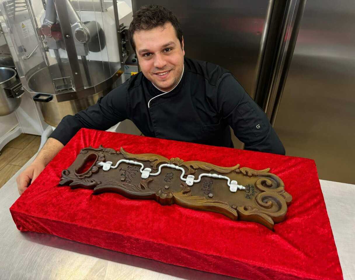 Mottola, pasticcere crea la troccola di cioccolato: «Un omaggio alla Settimana Santa tarantina» – FOTO